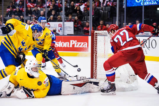 Sveriges målvakt Linus Söderström, Lucas Wallmark och