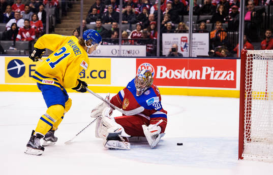 Sveriges William Nylander missar en målchans mot Rysslands