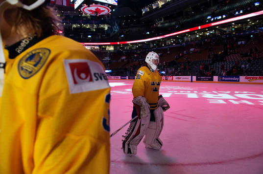 Sveriges målvakt Linus Söderström deppar