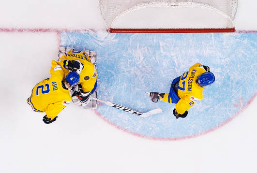 Sveriges Sebastian Aho, målvakt Linus Söderström och