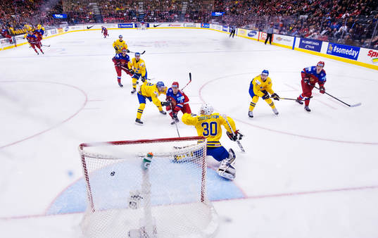 Rysslands Alexander Sharov skjuter in 0-1 bakom Sveriges