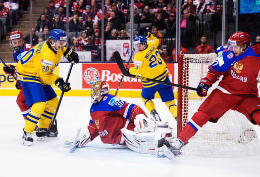 Sveriges Adam Brodecki och Lucas Wallmark ser 1-3-pucken