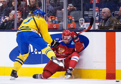 Sveriges Julius Bergman tacklar Rysslands Anatoli Golyshev
