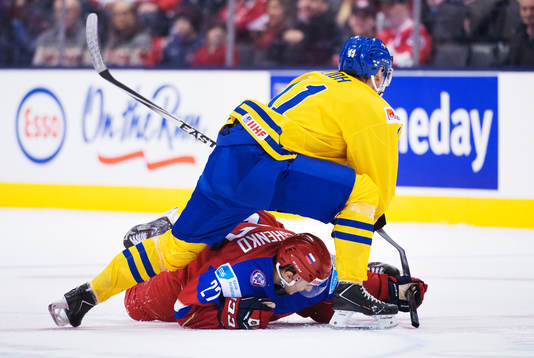 Sveriges Anton Blidh tacklar Rysslands Vyacheslav Leshenko,