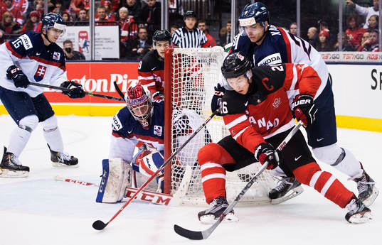 Kanadas Curtis Lazar utmanar Slovakiens målvakt Denis