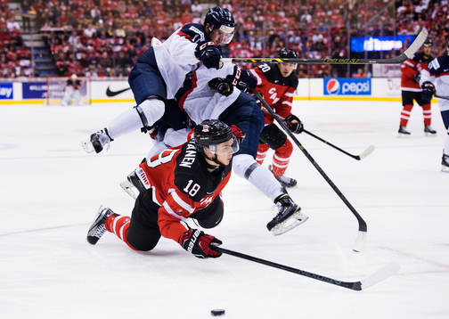 Kanadas Jake Virtanen undviker en kollision med Slovakiens