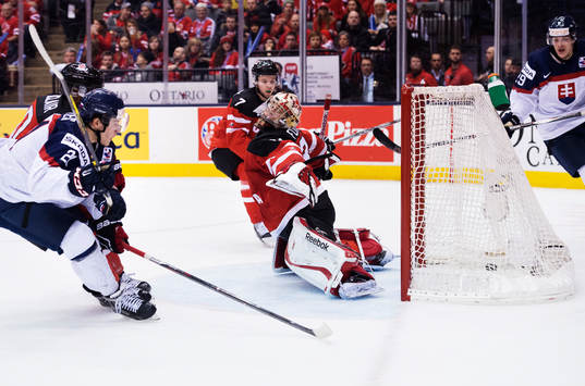 Slovakiens David Soltes skjuter in 3-1 bakom Kanadas