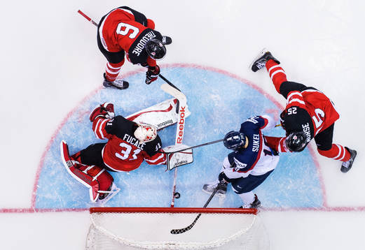 Slovakiens Matus Sukel stöter in pucken med sin skridsko i