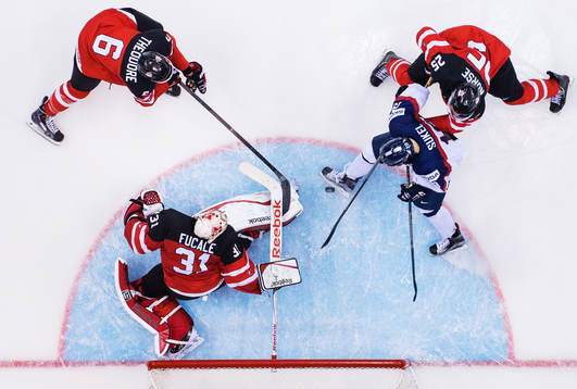 Slovakiens Matus Sukel stöter in pucken med sin skridsko i