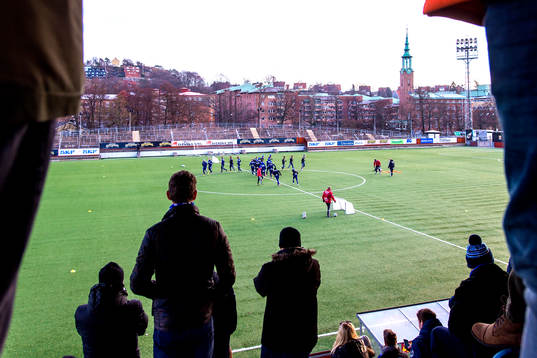 Publiken ser laget värma upp