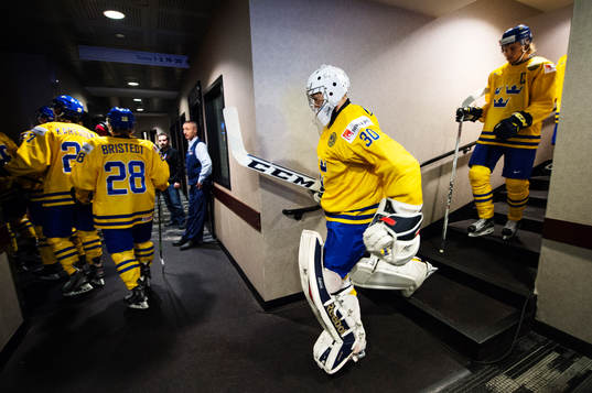 Sveriges Leon Bristedt, målvakt Linus Söderström och