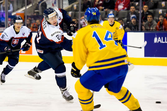 Slovakiens David Soltes skjuter in 1-0