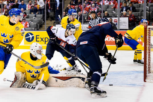 Slovakiens Mislav Rosandic passar fram till Patrik Koys som