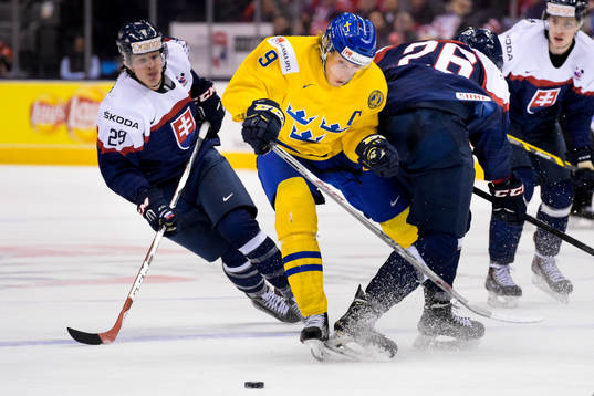 Sveriges Jacob de la Rose tar sig mellan Slovakiens Matej