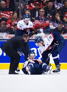 Slovakiens Patrik Koys ligger ner skadad