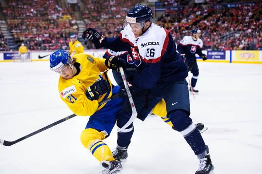 Sveriges William Nylander i en duell med Slovakiens