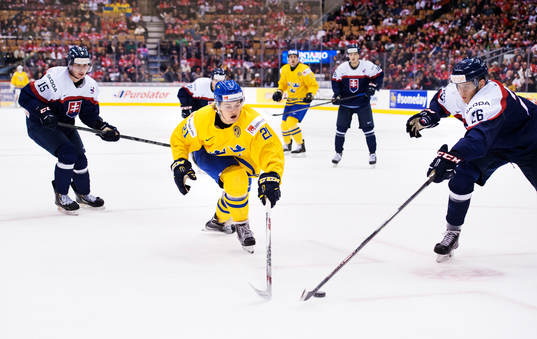 Sveriges William Nylander sträcker sig