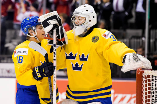 Sveriges Leon Bristedt och målvakt Linus Söderström