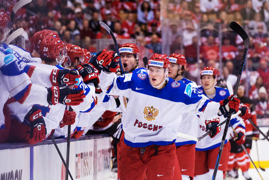 Rysslands Dmitri Yudin jublar med lagkamrater