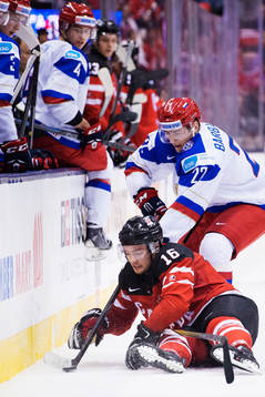 Kanadas Max Domi kämpar om pucken mot Rysslands Ivan
