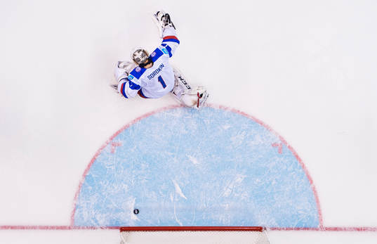 Rysslands målvakt Ilya Sorokin deppar