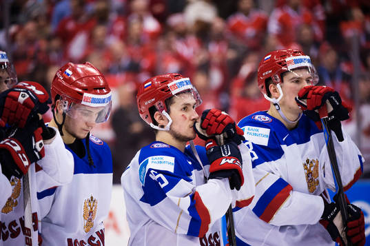 Rysslands Anatoli Golyshev och andra spelare i laget deppar