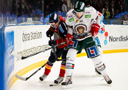 Djurgårdens Marcus Sörensen i kamp om pucken med