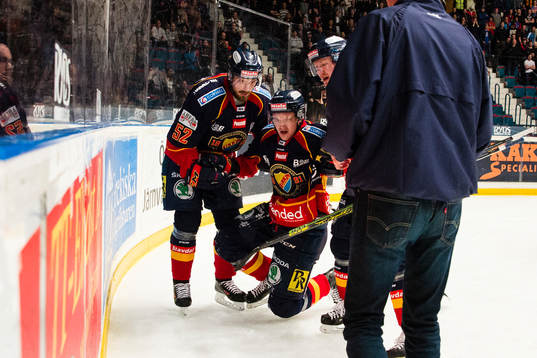 Djurgårdens Mikael Ahlén hjälper Marcus Högström att