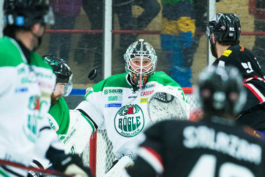 Rögles målvakt Lars Volden räddar en puck