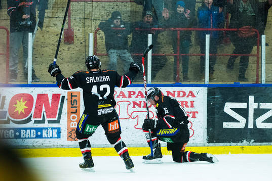 Asplövens Luke Salazar och John Henrion jublar