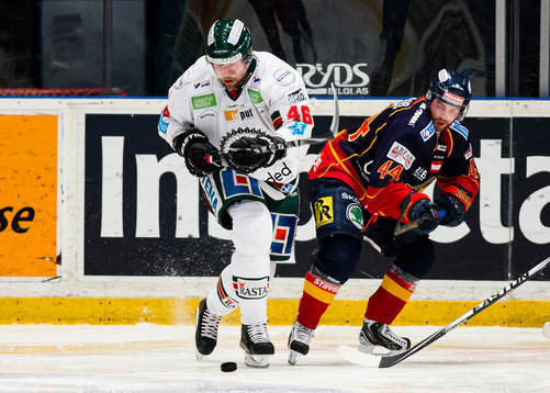 Frölundas Christoffer Persson i kamp om pucken med
