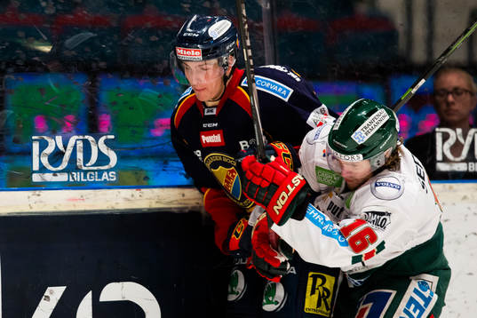 Djurgårdens Philip Holm i en närkamp med Frölundas Anton