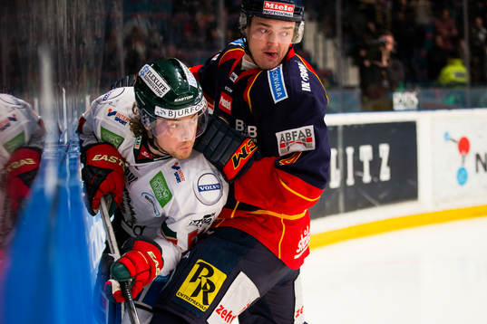 Frölundas Mats Rosseli Olsen i en närkamp med