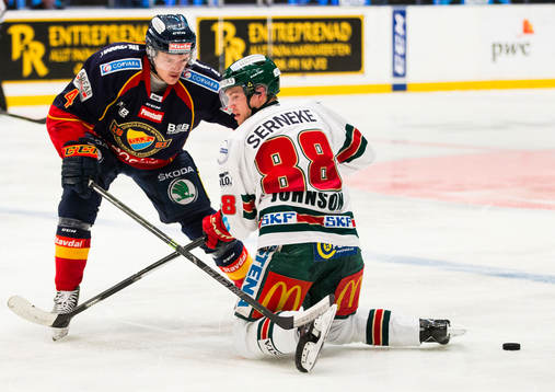 Djurgårdens Marcus Högström i kamp om pucken med