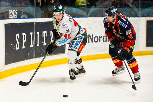 Frölundas Mathis Olimb i kamp om pucken med Djurgårdens