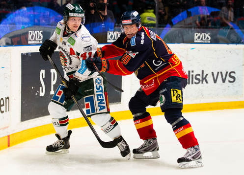 Frölundas Mathis Olimb i kamp om pucken med Djurgårdens