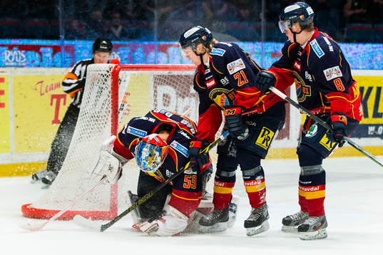 Djurgårdens målvakt Mantas Armalis blockerar pucken