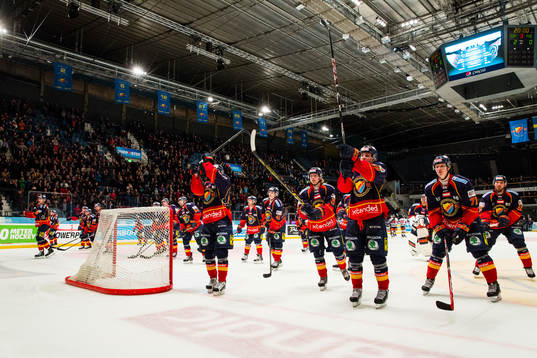 Djurgårdens spelare tackar publiken