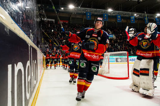 Djurgårdens Alexander Falk och övriga spelare i
