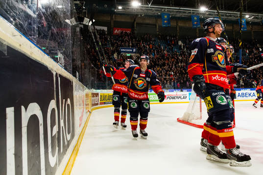 Djurgårdens Steve Saviano och övriga spelare i