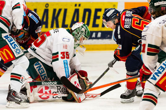 Frölundas målvakt Linus Fernström och Djurgårdens