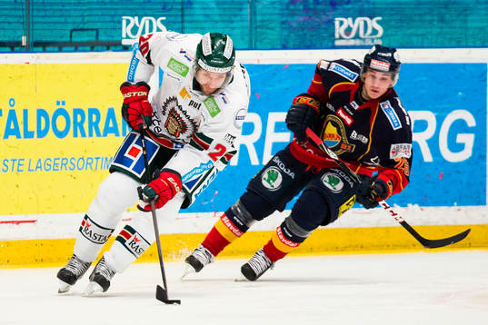 Frölundas Joel Lundqvist jagas av Djurgårdens David