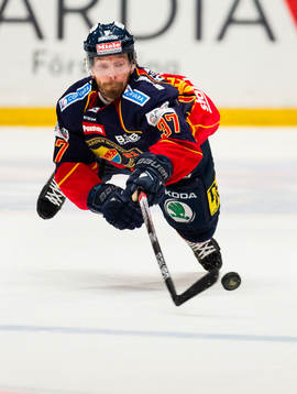 Djurgårdens Mikael Samuelsson rensar undan pucken