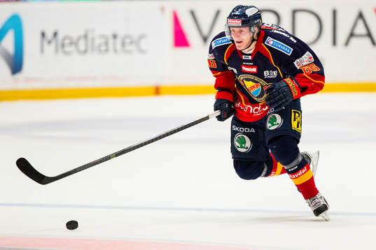 Djurgårdens Marcus Sörensen med pucken