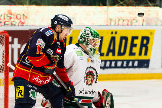 Djurgårdens Steve Saviano och Frölundas målvakt Linus