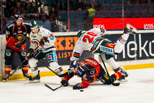 Djurgårdens Steve Saviano kolliderar med Frölundas Joel