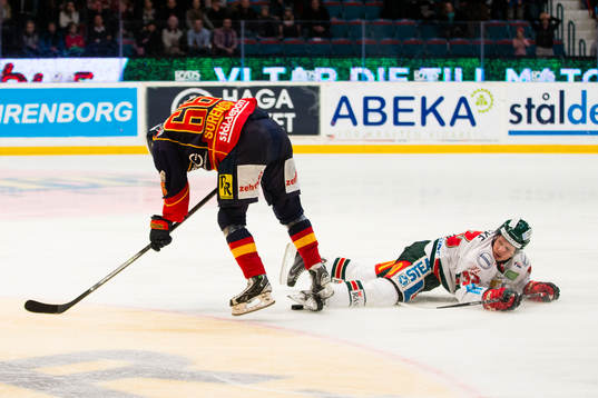 Djurgårdens Marcus Sörensen i kamp om pucken med