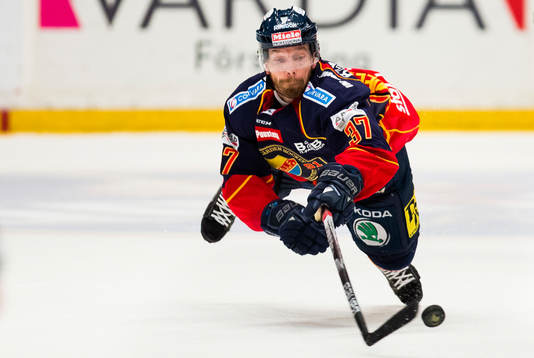 Djurgårdens Mikael Samuelsson rensar undan pucken