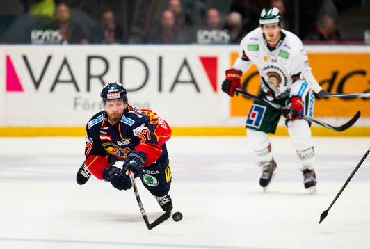 Djurgårdens Mikael Samuelsson rensar undan pucken