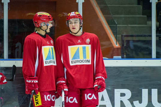 Modos Nichlas Torp och Modos Adrian Kempe pratar med
